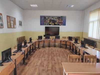 Компютърен кабинет - СУ Христо Смирненски - Септември